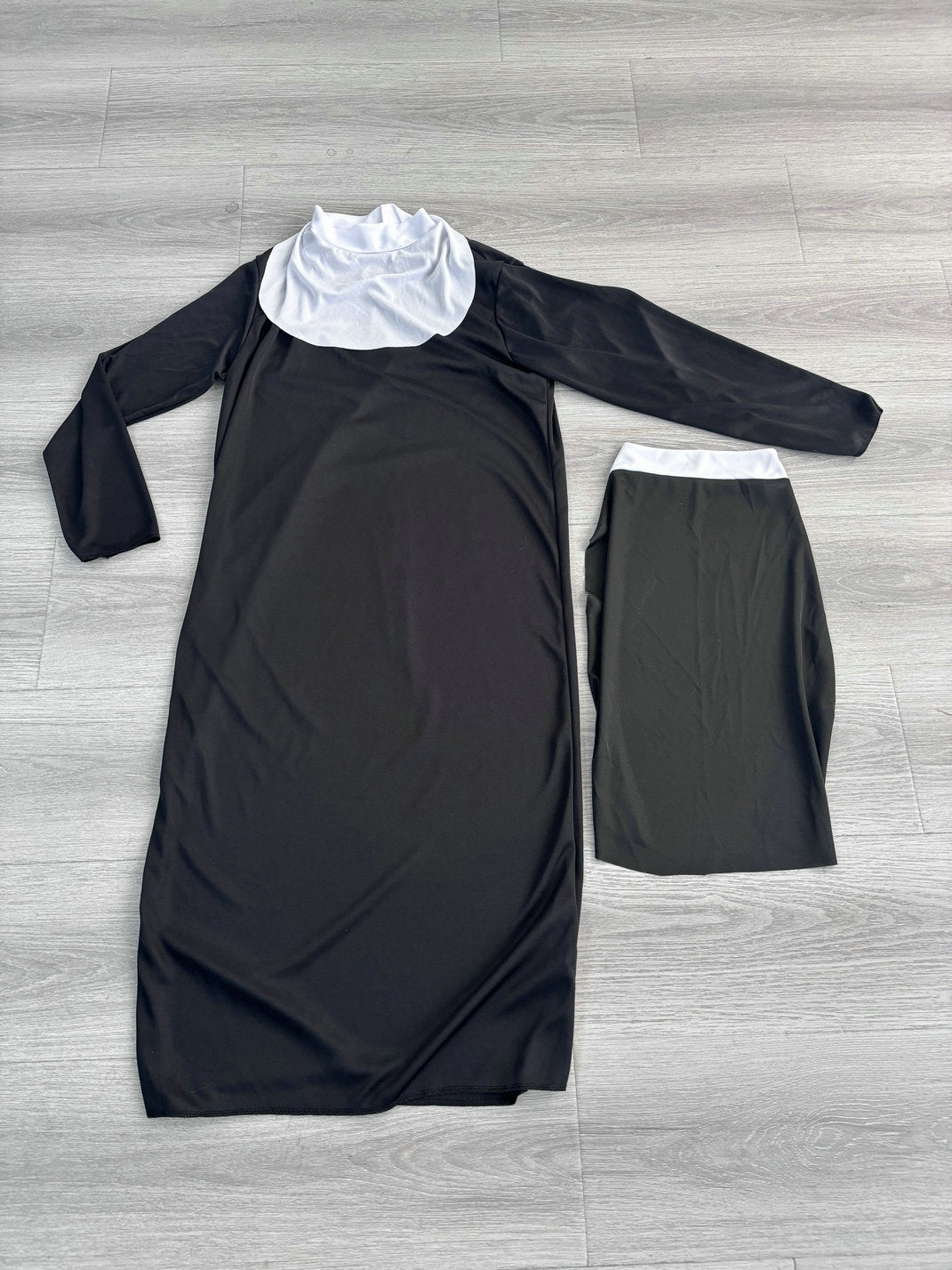 Women's nun costume: black habit dress with white collar and black veil headpiece